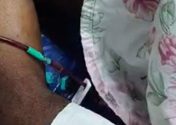 Covardia! Dupla invade casa e tenta matar idoso com golpes de terçado; Imagens fortes!