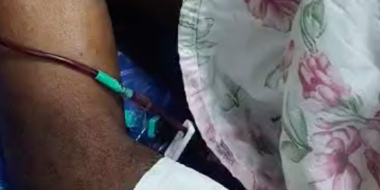 Covardia! Dupla invade casa e tenta matar idoso com golpes de terçado; Imagens fortes!