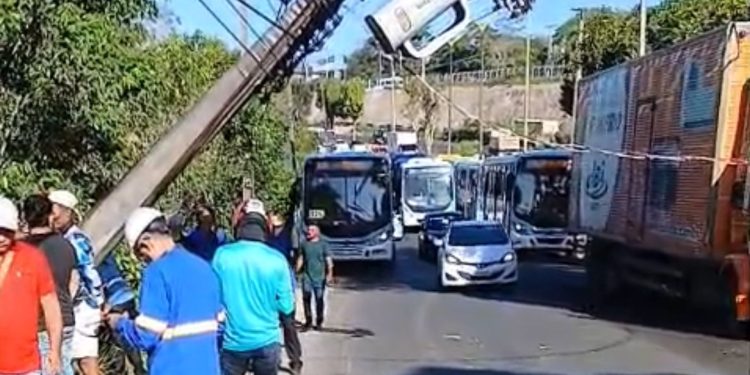 Capotamento deixa um homem morto na Avenida do Turismo, em Manaus