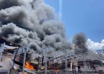 URGENTE: Incêndio de grandes proporções atinge galpão no distrito; VEJA VÍDEOS!