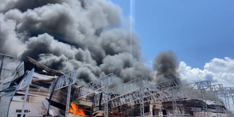 URGENTE: Incêndio de grandes proporções atinge galpão no distrito; VEJA VÍDEOS!
