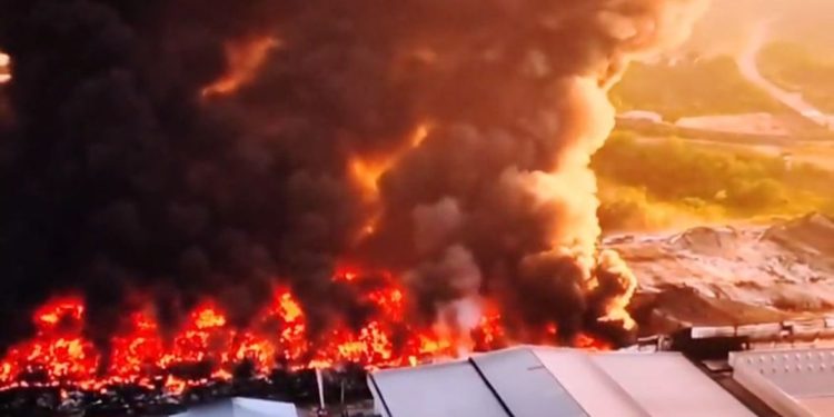 48 Horas de Caos: Corpo de Bombeiros combate o maior incêndio da história de Manaus