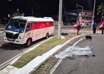 Morre motociclista após avançar sinal vermelho e bater em ônibus