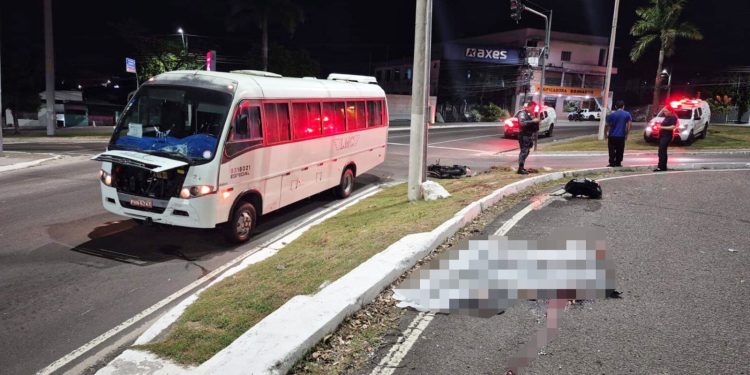 Morre motociclista após avançar sinal vermelho e bater em ônibus