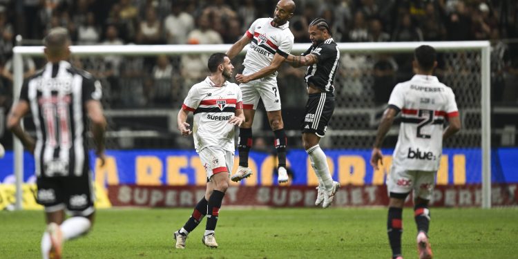 Tricolor vence o Atlético e quebra jejum de 34 anos