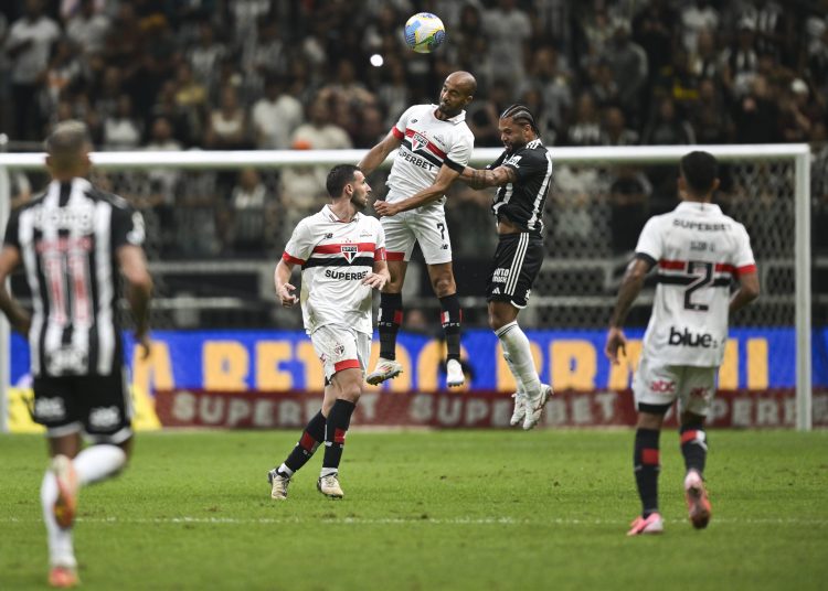 Tricolor vence o Atlético e quebra jejum de 34 anos