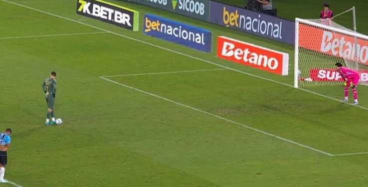 Goleiro contra goleiro – Volpi bateu pênalti em Rossi e igualou Grêmio e Flamengo