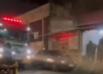 Incêndio destrói casa no Alvorada; as chamas iniciaram no quarto. Veja o vídeo