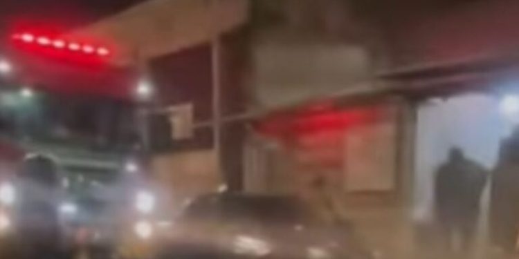 Incêndio destrói casa no Alvorada; as chamas iniciaram no quarto. Veja o vídeo