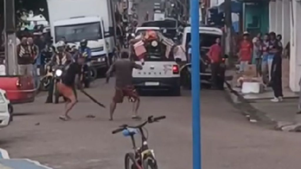 Vídeo mostra homem botando rival para correr com terçado na mão em Manacapuru