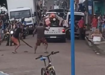 Vídeo mostra homem botando rival para correr com terçado na mão em Manacapuru