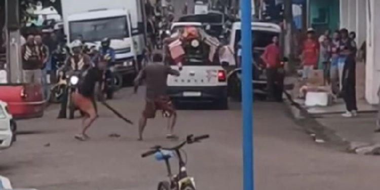 Vídeo mostra homem botando rival para correr com terçado na mão em Manacapuru