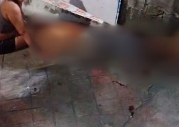 Veja: Depois de ser esfaqueado, homem não resiste e fica jogado em rampa de casa no Tancredo