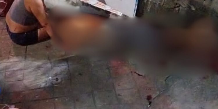 Veja: Depois de ser esfaqueado, homem não resiste e fica jogado em rampa de casa no Tancredo