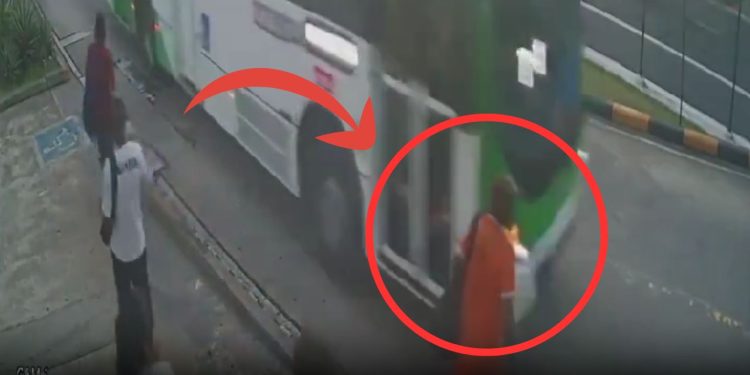 Agente de limpeza que foi atingido por ônibus no T1 fraturou a perna