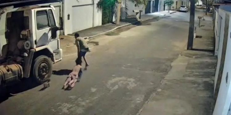 Câmera mostra homem arrastando a mulher pelos cabelos no meio da rua