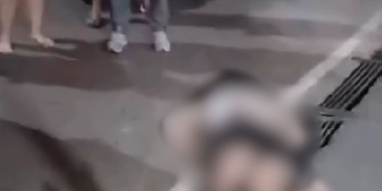 Vídeo forte: Na madrugada, motociclista sofre acidente e fica contorcida na pista em Coari