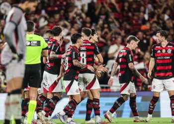 Flamengo amassa Vitória com goleada por 8 a 0 e segue líder do Brasileirão