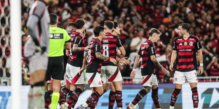 Flamengo amassa Vitória com goleada por 8 a 0 e segue líder do Brasileirão