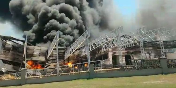 Após 24 horas, incêndio no Distrito Industrial é controlado pelos bombeiros