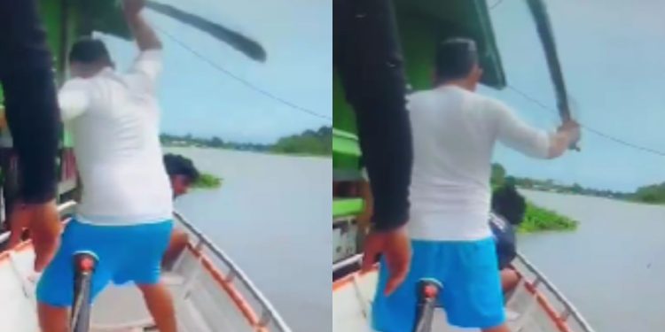 Lambada de terçado: Ribeirinhos se juntam e fazem jovem chorar de dor por roubar no AM