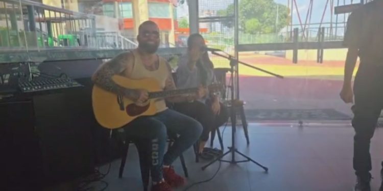 Dia dos Pais: Lady Santana & Jansen encantam com voz e violão na Ponta Negra