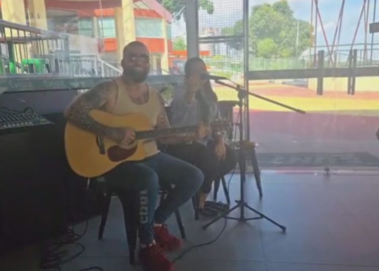 Dia dos Pais: Lady Santana & Jansen encantam com voz e violão na Ponta Negra