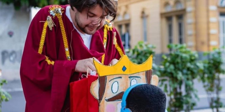 Teatro lambe-lambe leva magia em miniatura ao ‘#SouManaus Passo a Paço 2025’