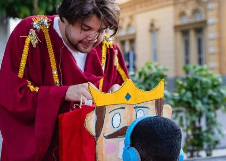 Teatro lambe-lambe leva magia em miniatura ao ‘#SouManaus Passo a Paço 2025’