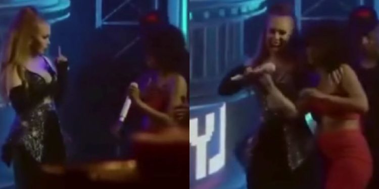 Joelma arranca microfone da mão de fã amazonense após ser criticada pelo repertório