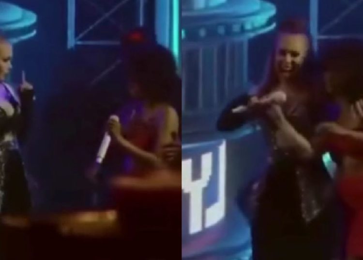 Joelma arranca microfone da mão de fã amazonense após ser criticada pelo repertório