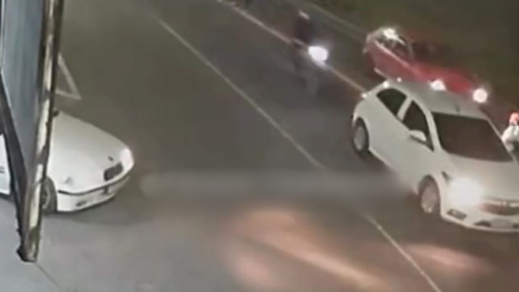 Câmera filma momento que motociclista 'voa' após colidir com carro na avenida das Torres
