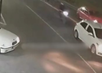 Câmera filma momento que motociclista 'voa' após colidir com carro na avenida das Torres