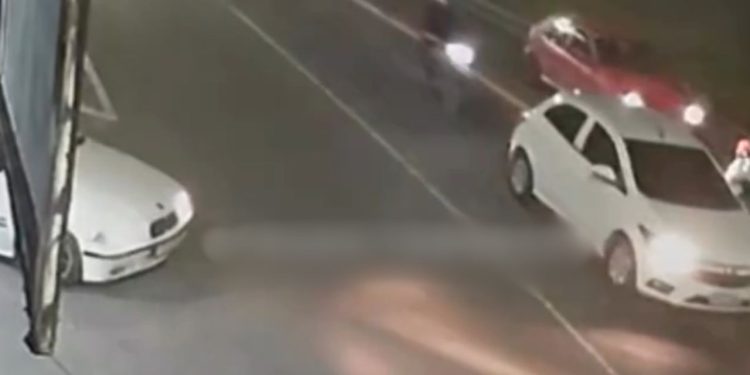 Câmera filma momento que motociclista 'voa' após colidir com carro na avenida das Torres
