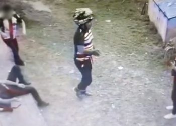 Armado e de capacete, bandido invade escola no Zumbi e rouba alunos; veja o vídeo