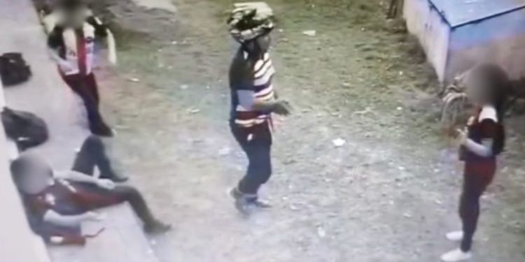 Armado e de capacete, bandido invade escola no Zumbi e rouba alunos; veja o vídeo