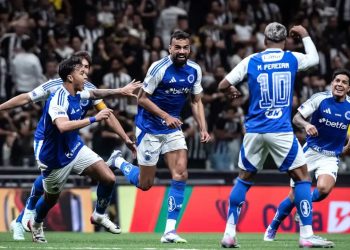 Cruzeiro vence Atlético por 2 a 0 e fica perto da semi