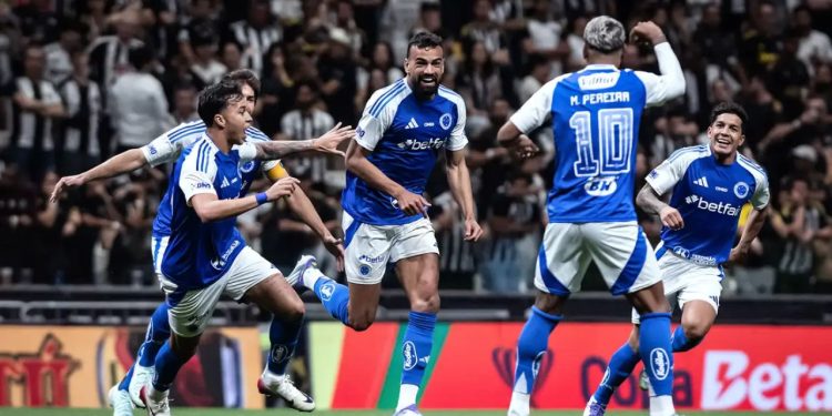 Cruzeiro vence Atlético por 2 a 0 e fica perto da semi