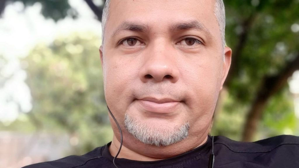 'Don Juan' que seduz idosas para ganhar celular e notebook é procurado em Manaus