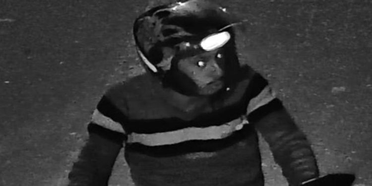 Motociclista que ajudou a roubar Iphone 15 de passageiro em Manaus é procurado pela polícia