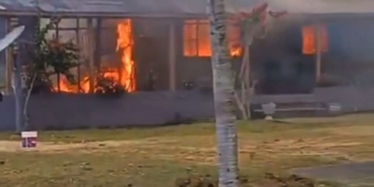 Incêndio destrói casa por causa de curto-circuito. Vídeo mostra as explosões