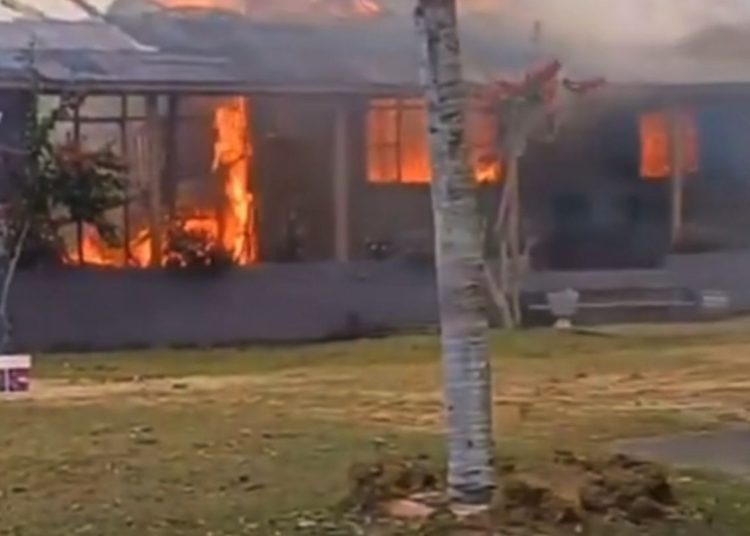 Incêndio destrói casa por causa de curto-circuito. Vídeo mostra as explosões