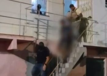 Forjou o próprio sequestro para extorquir a família e pagar dívida. Vídeo mostra ele dormindo de boa no “cativeiro”