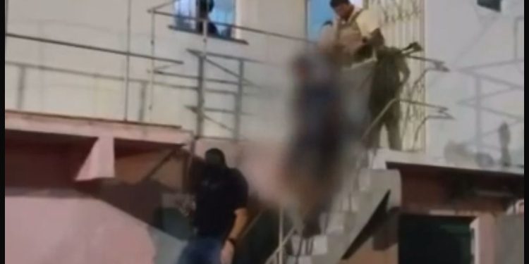 Forjou o próprio sequestro para extorquir a família e pagar dívida. Vídeo mostra ele dormindo de boa no “cativeiro”