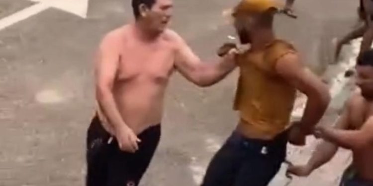 “Me enganei” diz homem que tentou furtar moto que estava estacionada e presa em um cadeado. Veja o vídeo