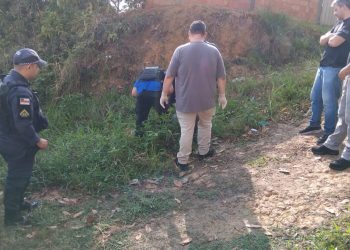 Imagem forte mostra cadáver desovado na Av. Torquato Tapajós neste domingo (28)