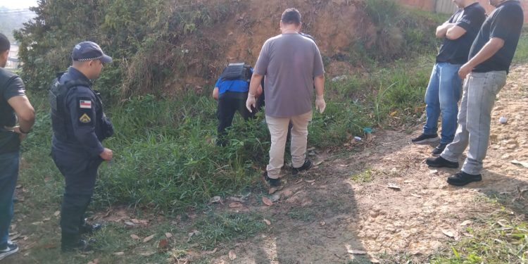 Imagem forte mostra cadáver desovado na Av. Torquato Tapajós neste domingo (28)