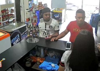 Audaciosos – Se passaram por clientes e na hora de pagar sacaram a arma. Veja o vídeo