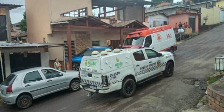 Sem dó! Idoso enfia facão em bêbado; vítima quase tem a cabeça bandada. Veja o vídeo