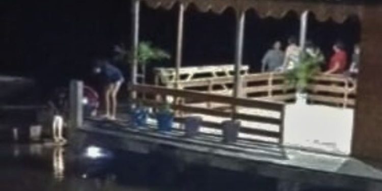 Buscas continuam pela criança desaparecida no flutuante, em Iranduba. Vídeo